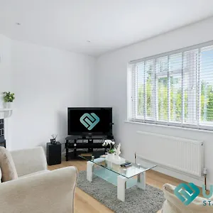  Holiday home Spacious 3Br House - Hot Tub - Near Castle, Qmc - City Centre & Trent Bridge - Free Parking - Sleeps 6
